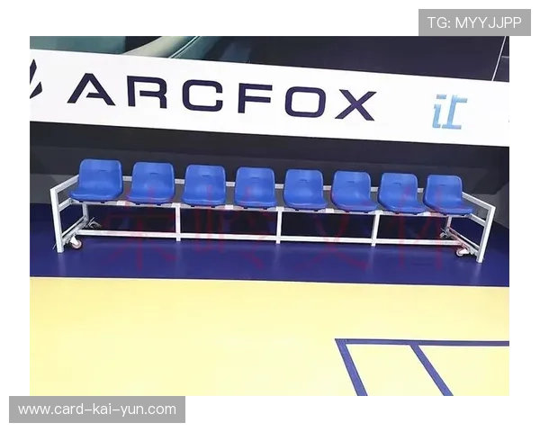 足球教练坐替补席睡着被拍，背后不为人知的压力与挑战