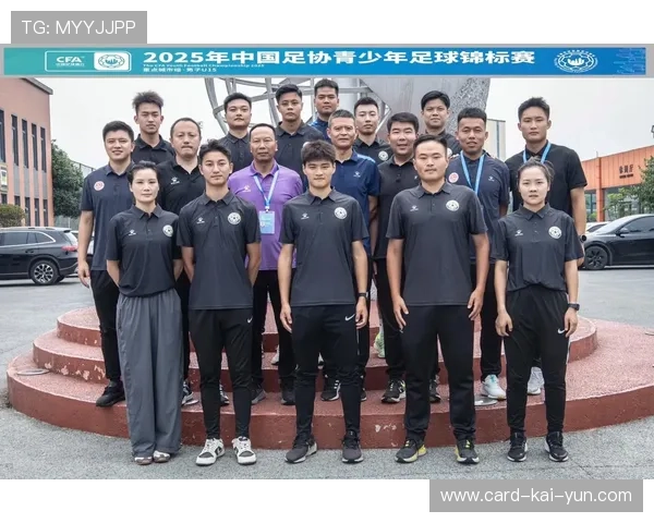 足球主裁不满球员抱怨直接掏牌 足球主裁不满球员抱怨直接掏牌