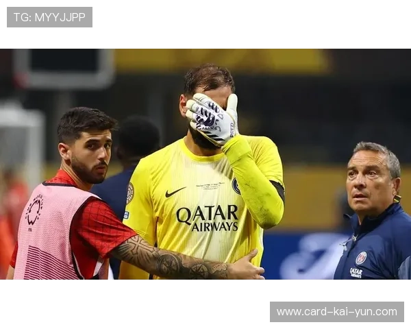 足球门将把球漏进门!自责跪地